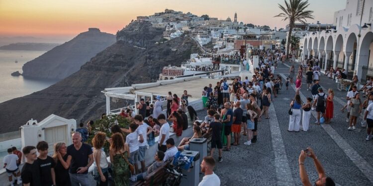 Greek tourism revenue down despite more tourists: Data