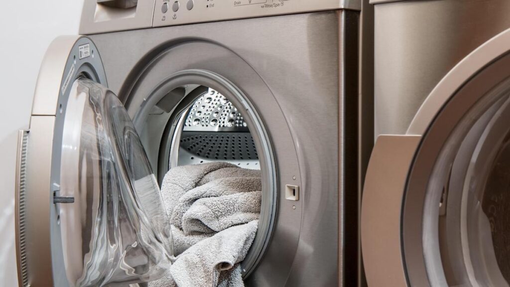 Household appliances in crisis between closures, dumping and custom-made washing machines: can Europe solve the “consumption drama”?