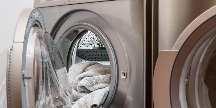 Household appliances in crisis between closures, dumping and custom-made washing machines: can Europe solve the “consumption drama”?