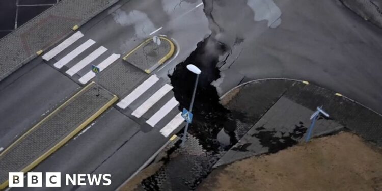 Iceland: Helicopter footage shows giant cracks in earth – BBC.com