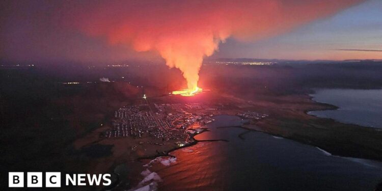 Iceland volcano: Huge lava flows as volcano erupts - BBC.com