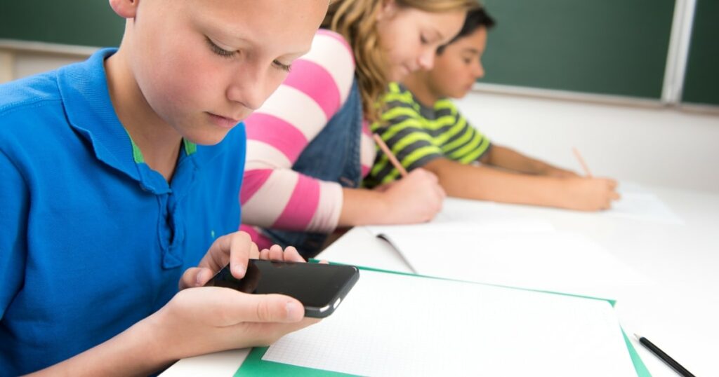 Latvia decides to ban cell phones for young pupils