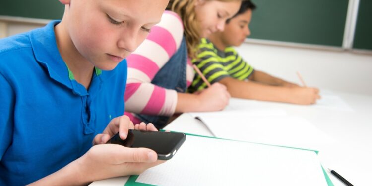 Latvia decides to ban cell phones for young pupils