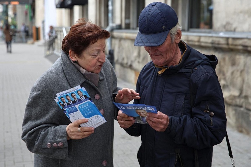 Moldova votes on European future in shadow of alleged Russian meddling