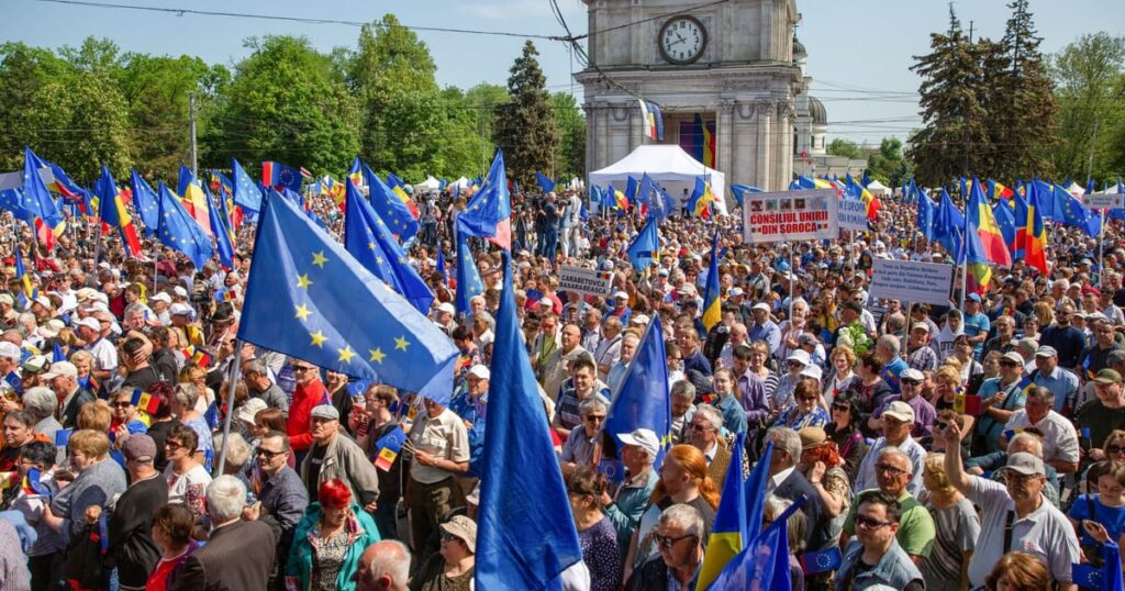 Moldova votes yes to joining EU by tiny margin – POLITICO