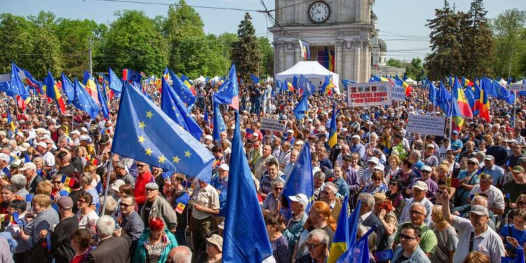 Moldova votes yes to joining EU by tiny margin – POLITICO