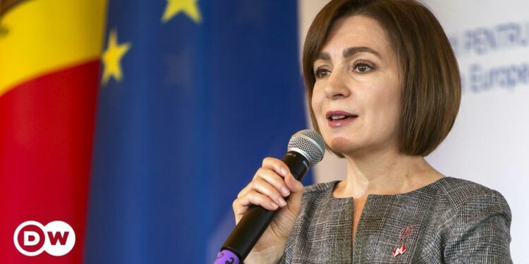 Moldova’s EU referendum beset by alleged Russian meddling – DW – 10/19/2024