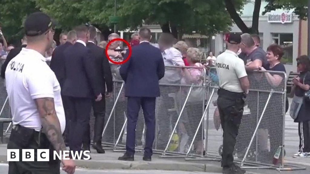 Moment leading up to shooting of Slovak PM - BBC.com