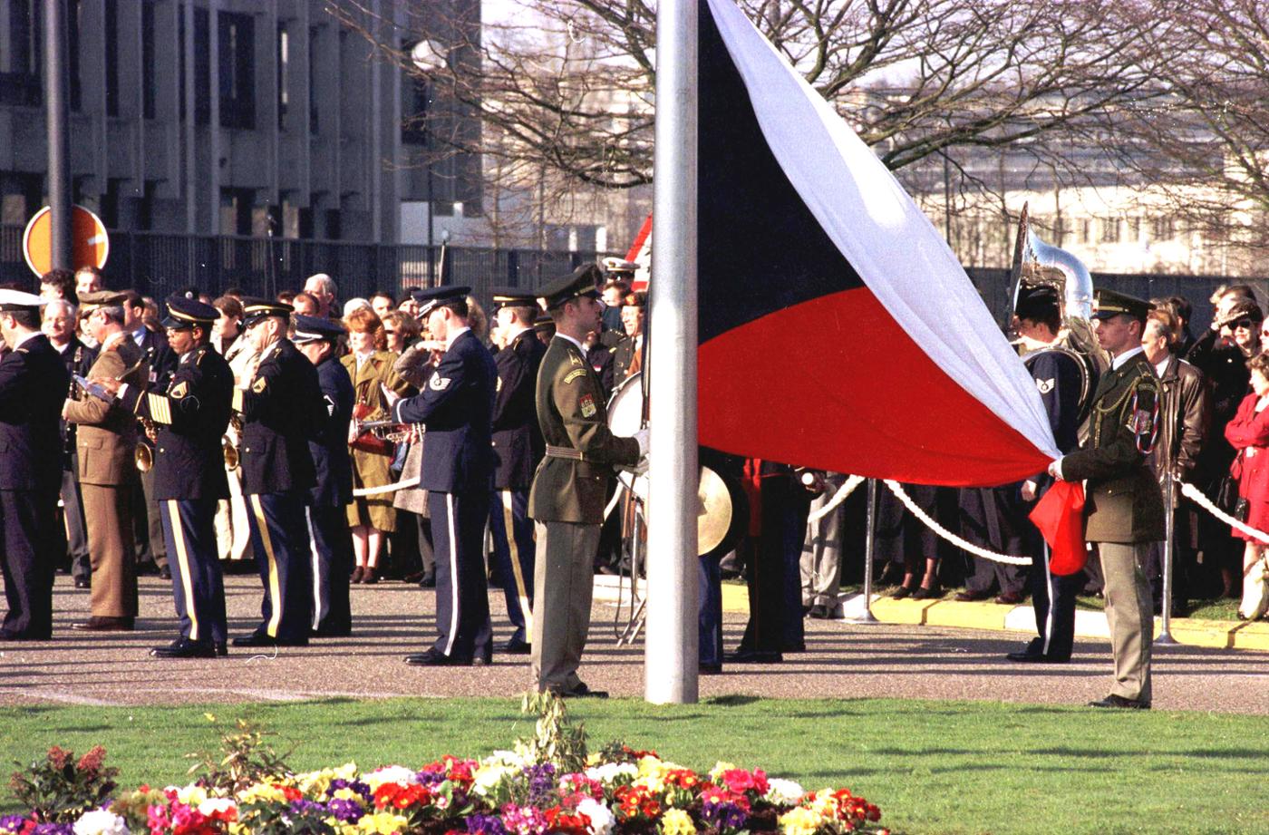 The Czech flag is raised at NATO Headquarters for the first time to mark the accession of the Czech Republic to NATO, 16 March 1999, Brussels, Belgium. © NATO
)