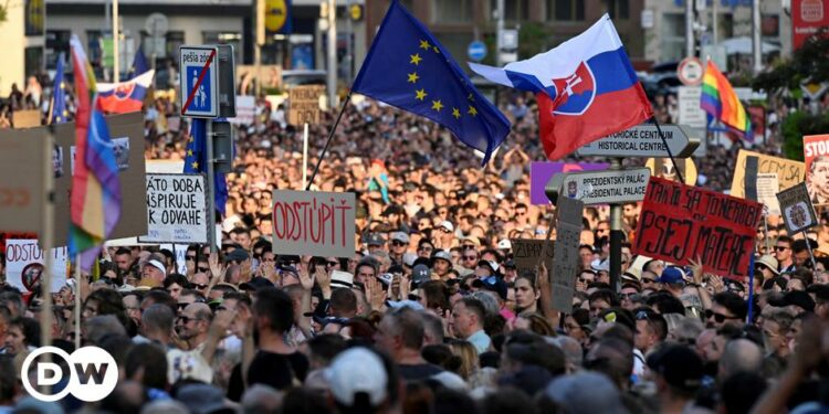 Protests against Slovakia's authoritarian government – DW – 08/18/2024