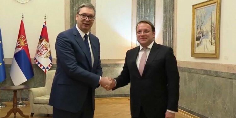 'Serbia needs to align further with the EU', Commissioner Várhelyi tells Vučić in Belgrade