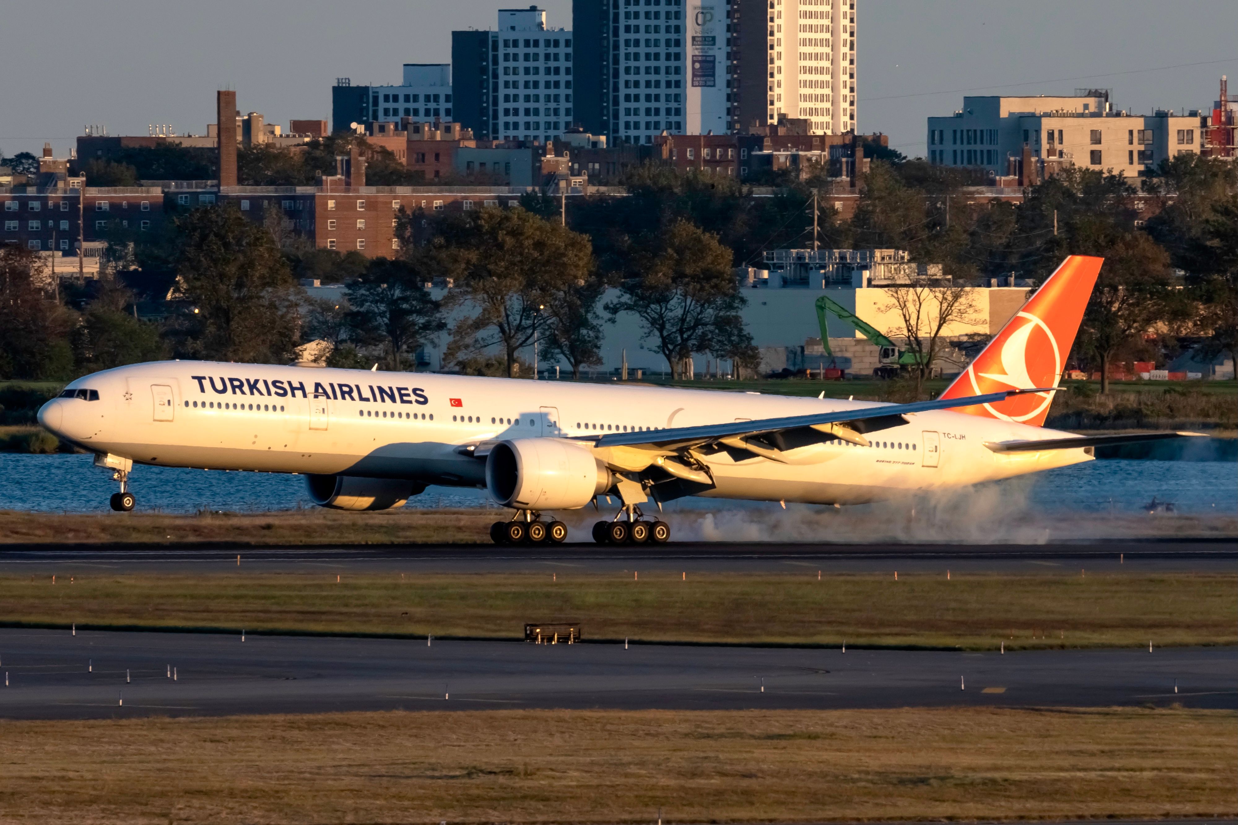 TC-LJG Turkish Airlines Boeing 777-3F2(ER) (1)