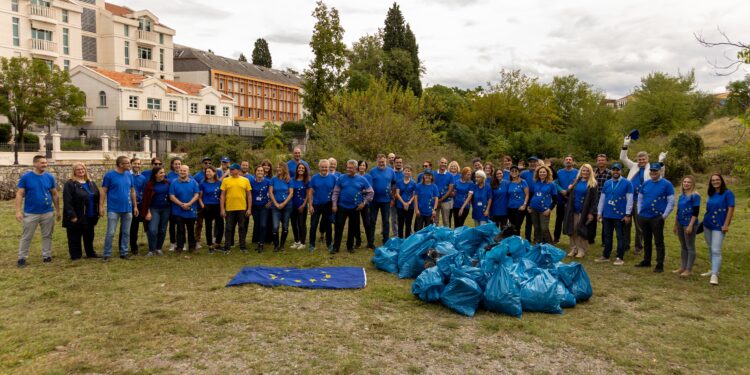 The Delegation of the European Union and diplomatic corps mark the European Beach Clean-up Day