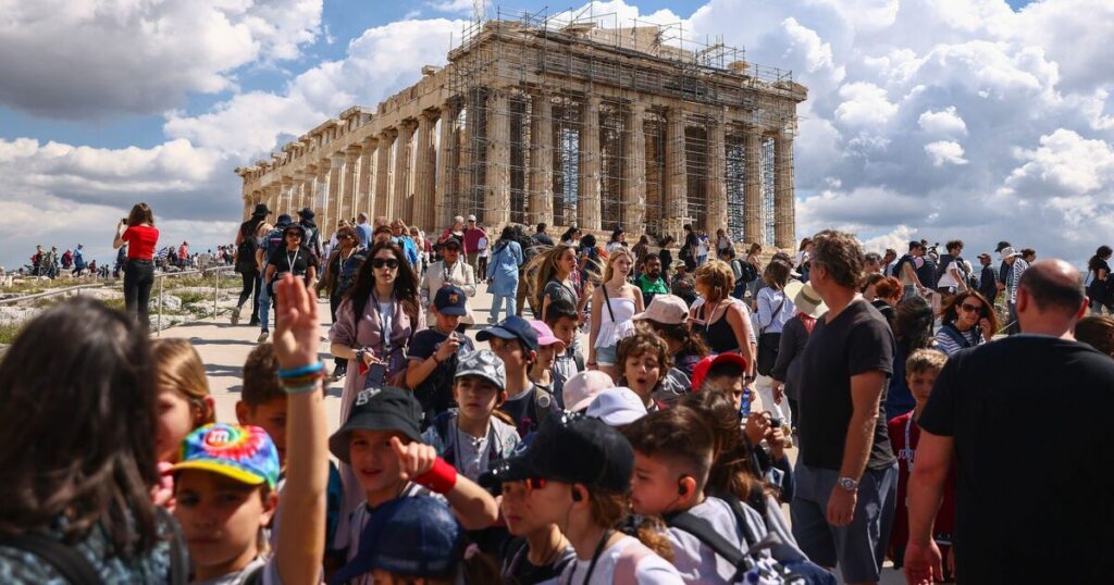 The overcrowded Greek island so packed it 'feels like a theme park' | World | News