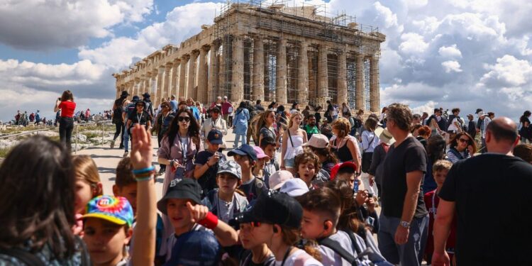 The overcrowded Greek island so packed it 'feels like a theme park' | World | News