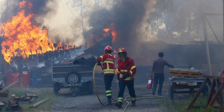 Thousands of firefighters tackle deadly blazes in Portugal