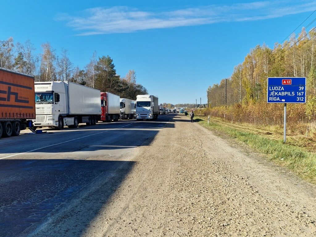 Thousands of trucks still waiting at Latvia's border with Russia / Article