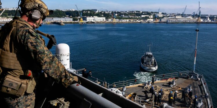 USS Oak Hill Departs Brest, France > U.S. Naval Forces Europe and Africa / U.S. Sixth Fleet > News Display