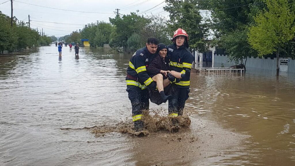 Video. Four dead and dozens stranded after torrents hit eastern Romania - Euronews