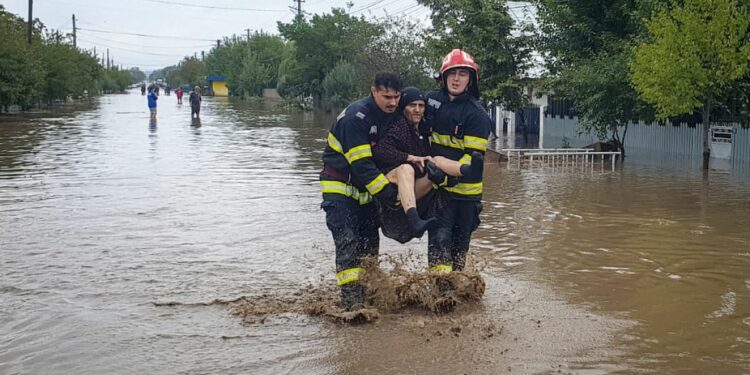 Video. Four dead and dozens stranded after torrents hit eastern Romania - Euronews