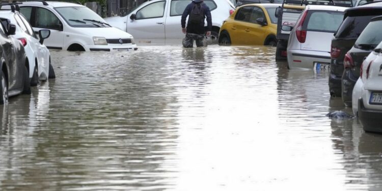 Video. Landslides and flooding paralyse transport in northern Italy