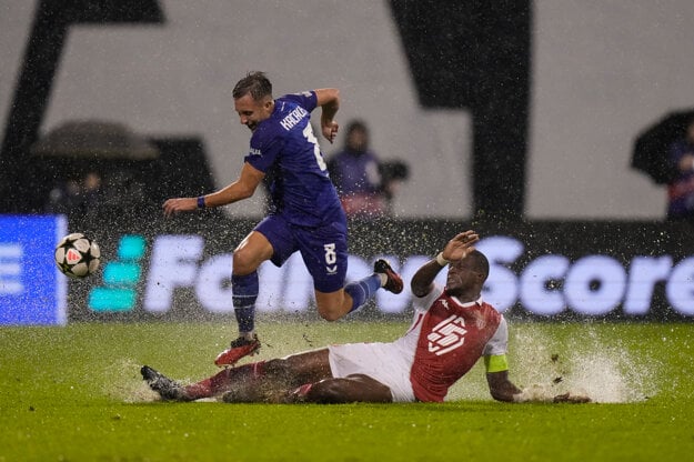 Dinamo's Lukas Kacavenda escapes the tackle by Monaco's Denis Zakaria during the Champions League football match between Dinamo Zagreb and Monaco at Maksimir stadium in Zagreb, Croatia, on October 2, 2024.