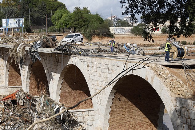 Workers try to restore power to the residents of the flood-hit city of Torrent, province of Valencia, Spain, 31 October 2024