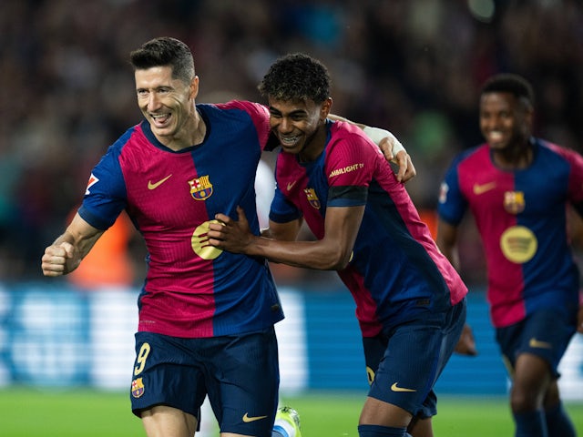 Robert Lewandowski (L) and Lamine Yamal of FC Barcelona on October 18, 2024