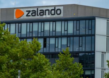 Zalando Q3 sales up on premium, lifestyle fashion Zalando Q3 sales up on premium, lifestyle fashion