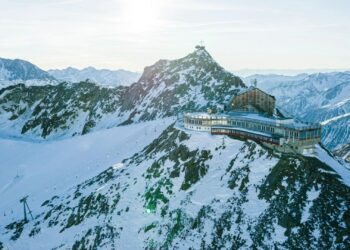 Europe’s highest hotel has ‘exhilarating’ views and rooms above the clouds – and you can only get there by cable car Europe’s highest hotel has ‘exhilarating’ views and rooms above the clouds – and you can only get there by cable car