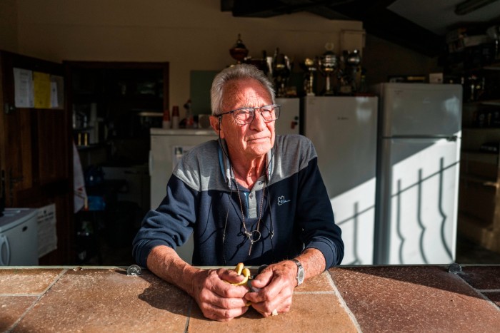 Serge Billard, 83 years old, manages the pétanque club of Fayence. He owns 3 cars and none of them is electric