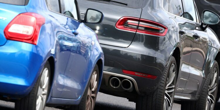 Italy, Poland urge EU to spare carmakers from carbon fines