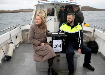 Ireland votes in a close-run election where incumbents hope to cling on to power Ireland votes in a close-run election where incumbents hope to cling on to power