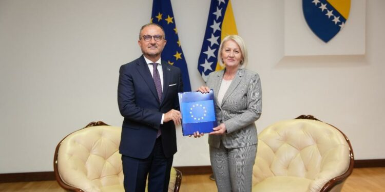 Ambassador Soreca presents the European Commission Report on BiH to the CoM Chairwoman