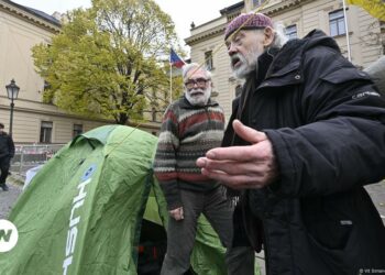 Communist-era Czech dissidents get pension bump – DW – 11/23/2024