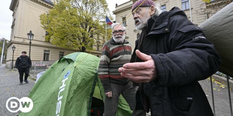 Czech Republic raises pensions for former dissidents – DW – 11/21/2024