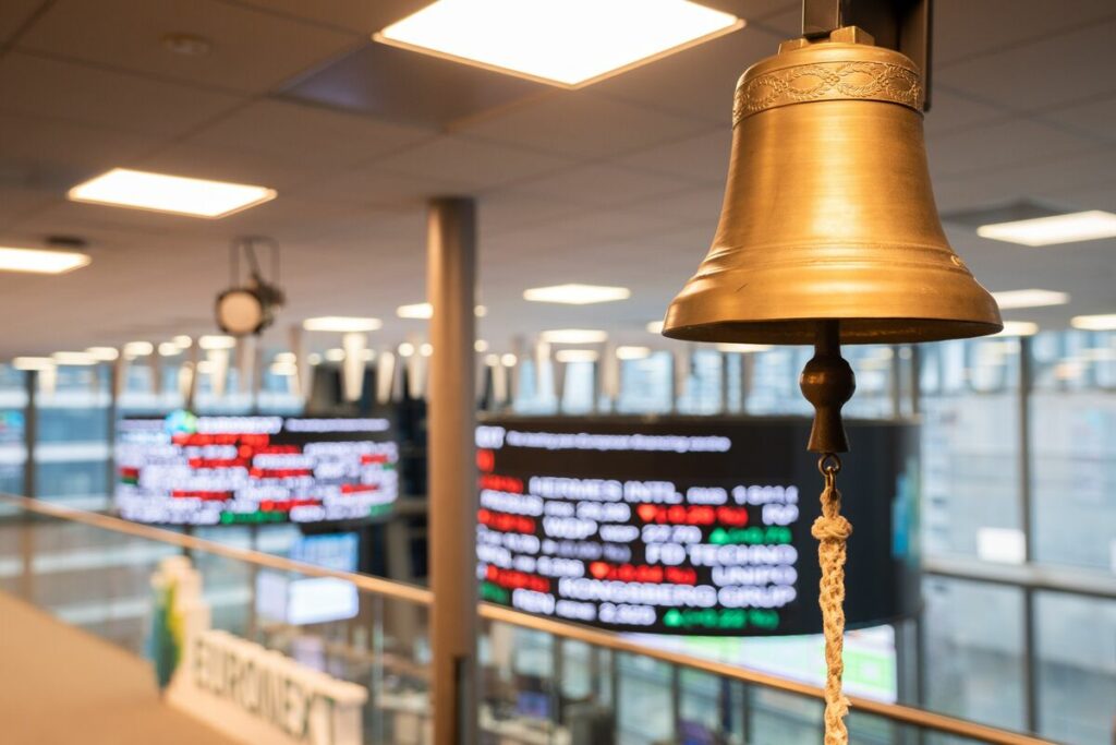 European Stocks Pause as Tariff Risks, French Politics Weigh