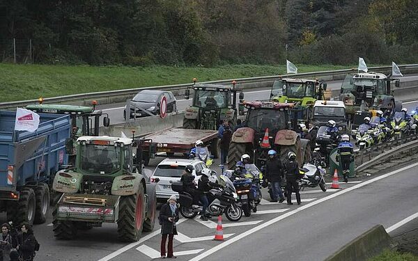 French farmers protest trade agreement | The Arkansas Democrat-Gazette