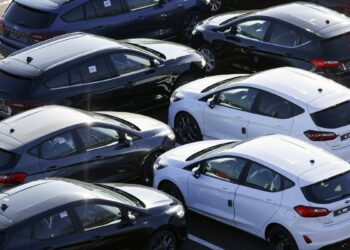 Italy, Poland urge EU to spare carmakers from emissions fines Italy, Poland urge EU to spare carmakers from emissions fines