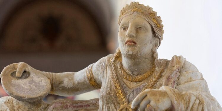 Italy recovers Etruscan artefacts dug up by ‘amateurish’ tomb raiders