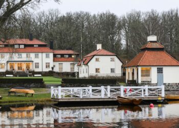 Nordic and Baltic leaders meet at Harpsund, European Commission voted through, Swedes arrested in Germany, minister forgets to register hens