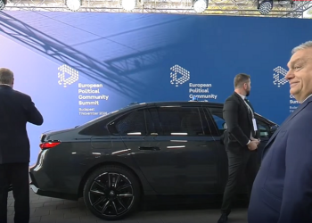 Romanian president Iohannis turns his back to Viktor Orban in apparent diplomatic snub Romanian president Iohannis turns his back to Viktor Orban in apparent diplomatic snub