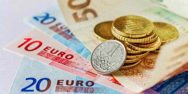 Senior Czech minister says Czechia must ‘decide on euro’ next year
