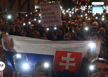 Slovaks honor revolution with democracy protest – DW – 11/19/2024