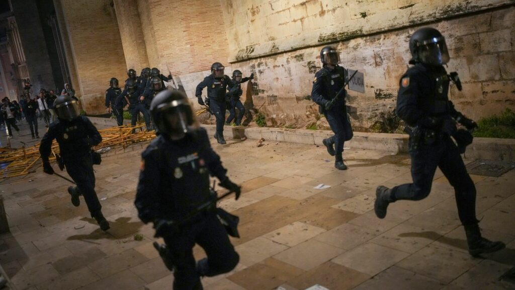 Spain floods: Clashes erupt in Valencia after mass protest