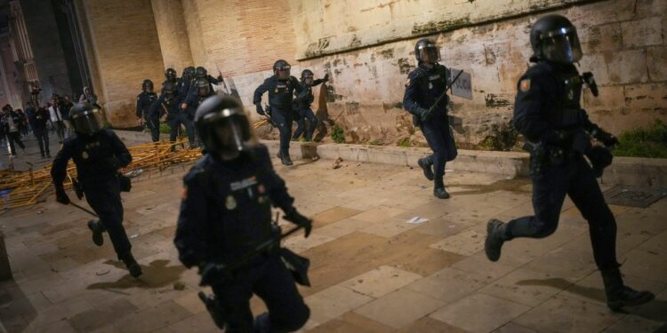 Spain floods: Clashes erupt in Valencia after mass protest