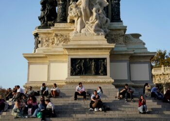 Spain to legalize about 300,000 undocumented immigrants per year