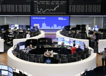 Stoxx 600 snaps four-day losing streak on energy, tech boost