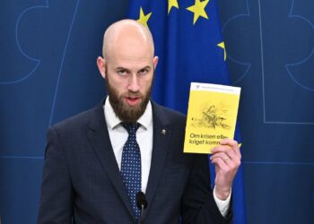 Sweden and Finland urge citizens to prepare for war