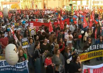 Thousands protest in two cities in Portugal to demand higher wages and pensions